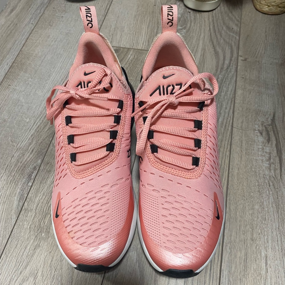 LIKE NEW NIKE AIRMAX 270